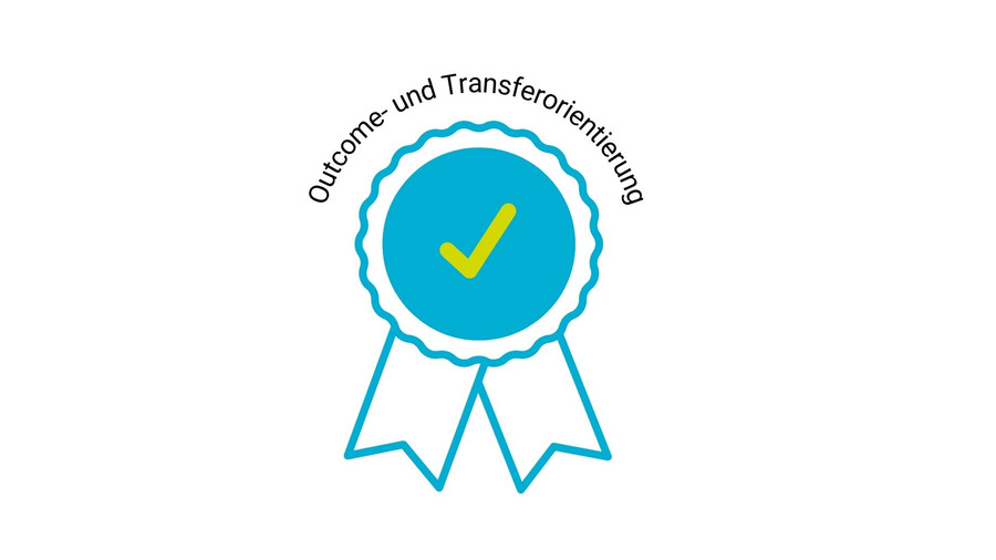 Das Bild zeigt Sebastian Seidel und seinen Chef, ein Siegel und den Titel Outcome- und Transferorientierung.