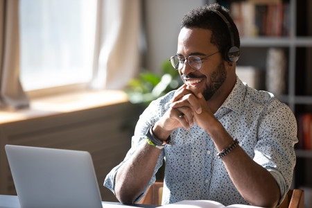 Online-Trainer vor dem Rechner