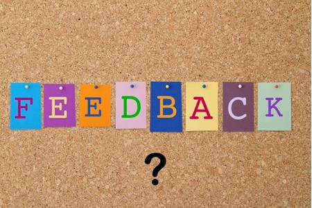 Das Bild zeigt eine Pinnwand und das Wort "Feedback" mit einem Fragezeichen.