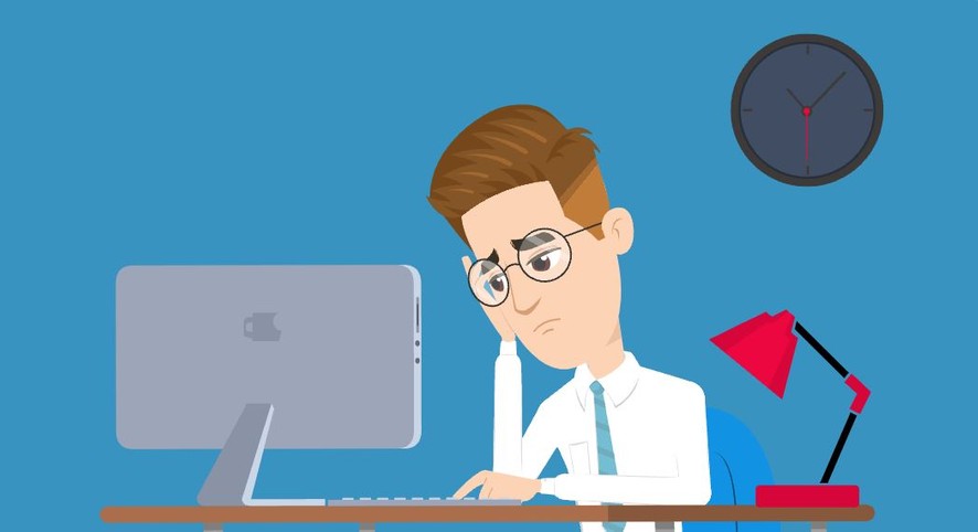 Das Bild zeigt Trainer Sebastian Seidel nachdenklich vor seinem Laptop.