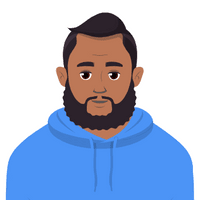 Auf dem Bild sieht man einen Mann mit Headset an einem Laptop. Der Gesichtsausdruck ist neutral bis zweifelnd.