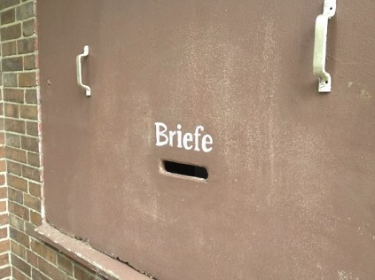 Das Bild zeigt einen Briefkasten.