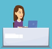 Das Bild zeigt eine junge Frau, mit langen, dunklen, glatten Haaren, die nachdenklich an einem Tisch vor einem aufgeklappten Laptop und einigen Papieren sitzt.